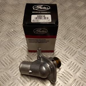 Термостат с корпусом ( 5.3, 5.7, 6.0L) Chevrolet Tahoe/Cadillac Escalade 2002-2006, Hummer H2 2003-2007 Gates 33910; 12562740; 12571261