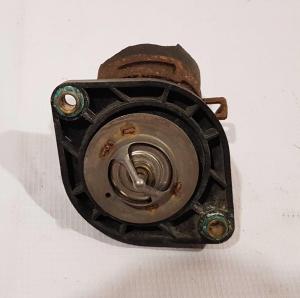 Термостат с корпусом Dodge Durango (4.7L) 52079476AD; 68174083AA; 53020887AD