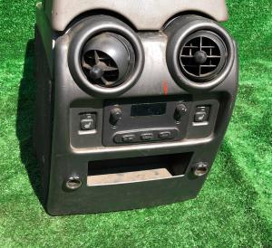 Панель с дефлектором подлокотника Hummer H2 88986337 ; 15116581 ; 15079699