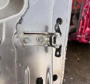 Петля водительской двери верхняя Chevrolet Tahoe / Escalade 2021-н.в. 13581571