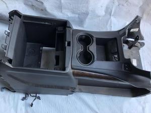 Корпус консоли подлокотника Chevrolet Tahoe 2017  84126884 ; 84017300 ; 16932572 ; 22794420