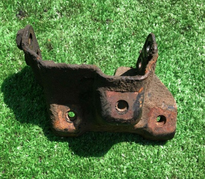 Кронштейн двигателя правый Hummer H2 2003-2009 15137614 ; 15074822 ; 15870465