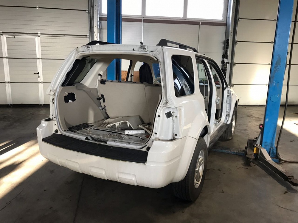 В разборе Ford Escape Hybrid 2004-2012г