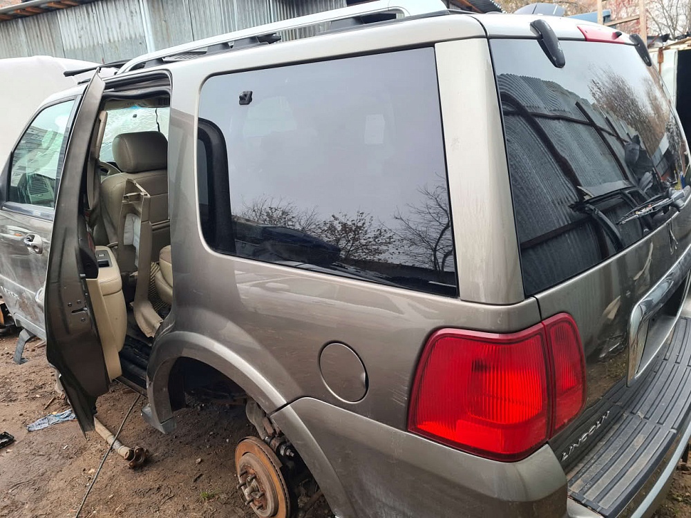 В разборе Lincoln Navigator 5.4L 2004год