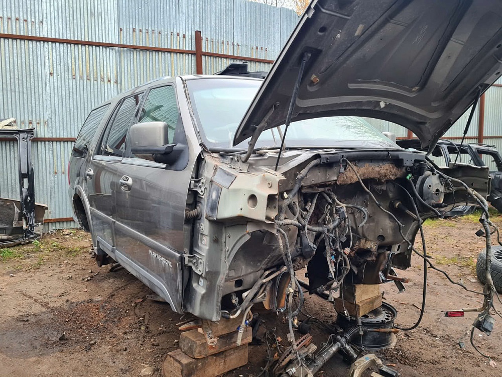 В разборе Lincoln Navigator 5.4L 2004год