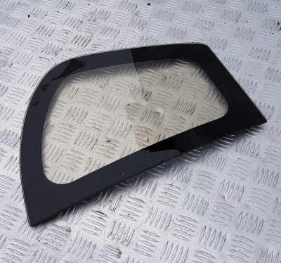 Стекло задней форточки правое Isuzu VehiCross