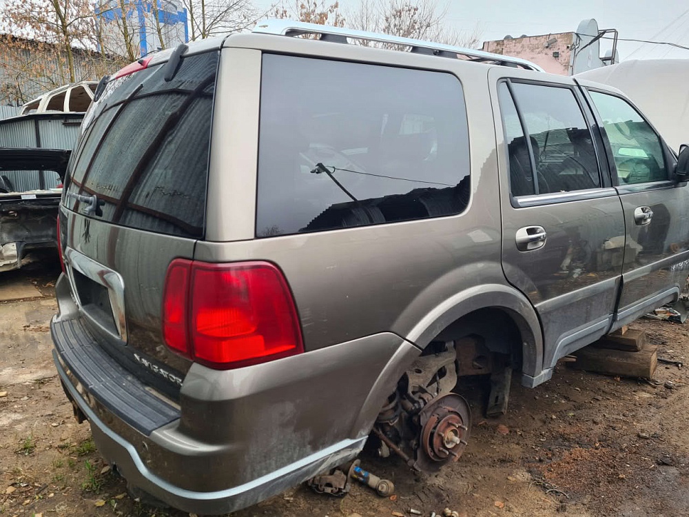 В разборе Lincoln Navigator 5.4L 2004год