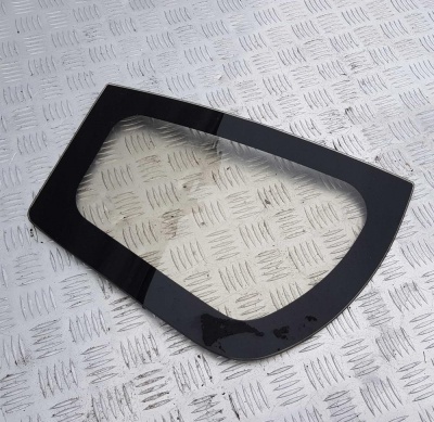 Стекло задней форточки правое Isuzu VehiCross