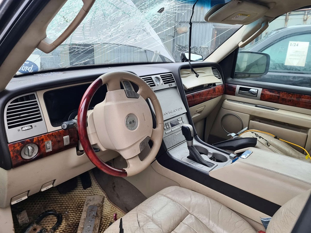 В разборе Lincoln Navigator 5.4L 2004год