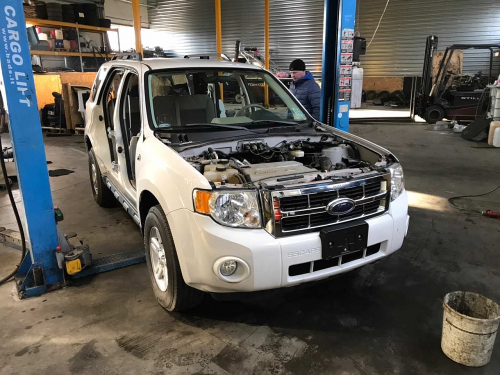 В разборе Ford Escape Hybrid 2004-2012г