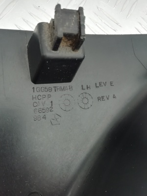 Обшивка стойки центральной левой Jeep Grand Cherokee 2010-2017 1GG59DX9AB