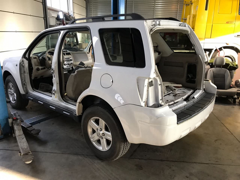 В разборе Ford Escape Hybrid 2004-2012г