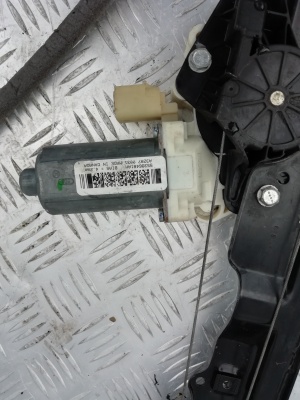 Стеклоподъемник передний левый Jeep Commander 2005-2010; 55396481AB; 55396481AC